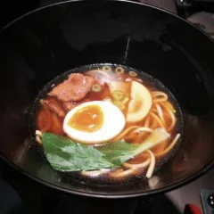 502 RAMEN CON MANZO E VERDURE