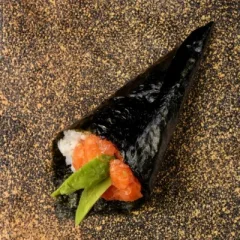 420 TEMAKI SALMONE AVOCADO
