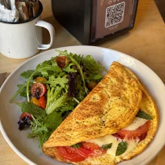 Omelette Caprese Con Mozzarella Di Bufala A Crudo, Pomodoro Cuore Di Bue, Basilico Fresco