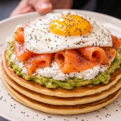 Pancake Salato — Philadelphia, Salmone Affumicato, Avocado E Uovo All'occhio Di Bue