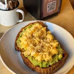 Avocado, Uova Strapazzate E Semi Di Chia