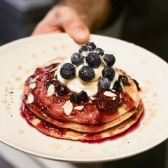 Pancake — Yoghurt Greco con Acai, Yoghurt Greco, Compote ai Frutti Rossi, Scaglie di Mandorle e Semi di Chia