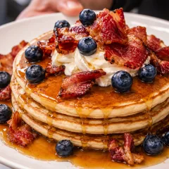 Pancake Salato — Bacon, Philadelphia, Mirtilli E Sciroppo D'acero
