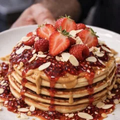 Pancake — Burro Di Arachidi, Confettura Ai Frutti Rossi, Fragole E Scaglie Di Mandorla Tostata