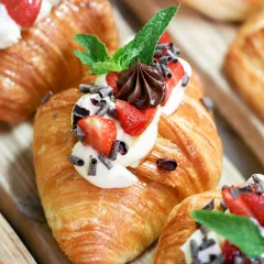 Cornetto Gourmet Mascarpone, Gianduia, Fragole fresche e Gocce di cioccolato