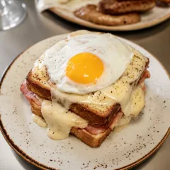 Besciamella, Parmigiano Gratin, Pecorino, Prosciutto Cotto Affumicato E Uovo All' Occhio Di Bue