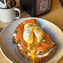 Uovo In Camicia, Philadelphia, Avocado, Salmone E Salsa Olandese