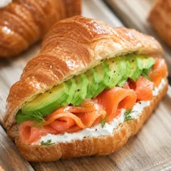 Cornetto Salato Salmone Affumicato, Philadelphia, Avocado