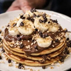 Pancake — Banana, Crema Al Gianduia, Granella Di Nocciole Tostate E Gocce Di Cioccolato Fondente
