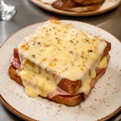 Besciamella, Parmigiano Gratin, Pecorino E Prosciutto Cotto Affumicato
