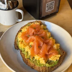 Avocado, Uova Strapazzate E Salmone Affumicato
