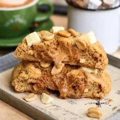 Lava Cookie Con Burro D'arachidi E Gocce Di Cioccolato Bianco