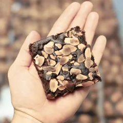 Brownie Con Mandorle Tostate E Gocce Di Cioccolato