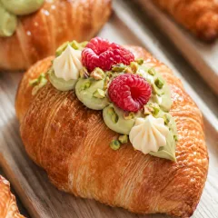 Cornetto Gourmet  Cioccolato Bianco, Pistacchio, Lamponi freschi e Granella di pistacchio