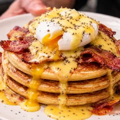 Pancake Salato — Benedict Pancakes Con Uovo Alla Benedettina, Bacon Alla Piastra, Salsa Olandese E Semi Di Chia
