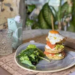 Philadelphia, Avocado, Salmone E Uovo All’occhio Di Bue