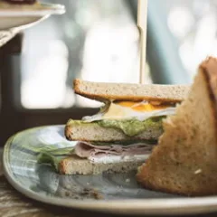 Philadelphia, Cavolo Viola, Pomodorini, Avocado, Salmone Affumicato E Uovo